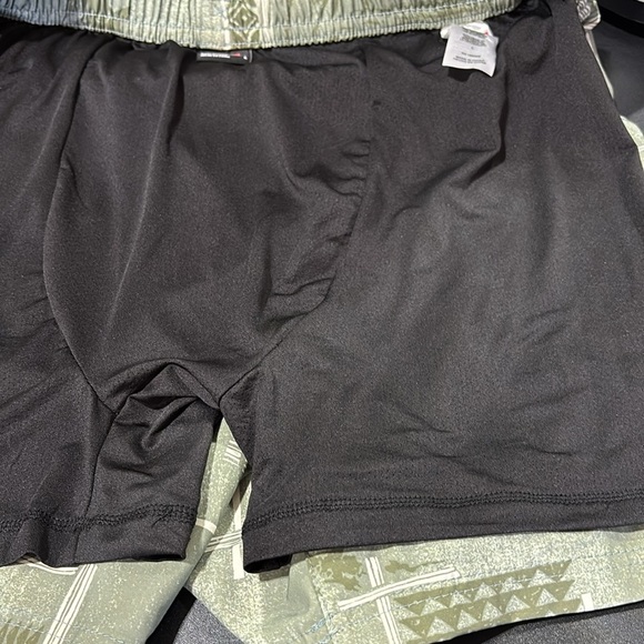 Quicksilver Board shorts,lined elastic waist,hip pockets,back velcro pocket,key - Picture 2 of 13